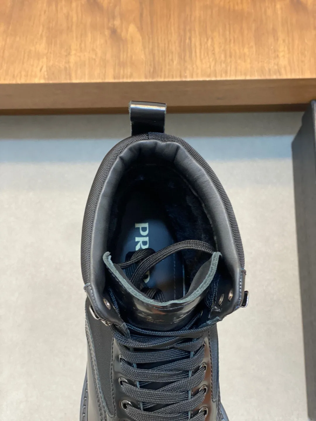 Men's shoes 💰940 PRADA men's latest ultra-light new short wool boots for autumn and winter, two-color blue nylon cowhide leather with eyelets and metal hooks, enameled triangle metal logo, 4m ultra-light serrations Ev a injection rubber concave and convex large particle snowflake pattern anti-slip soles very light and comfortable on the foot Urban modern military boot style design Men's model 39 40 41 42 43 44
